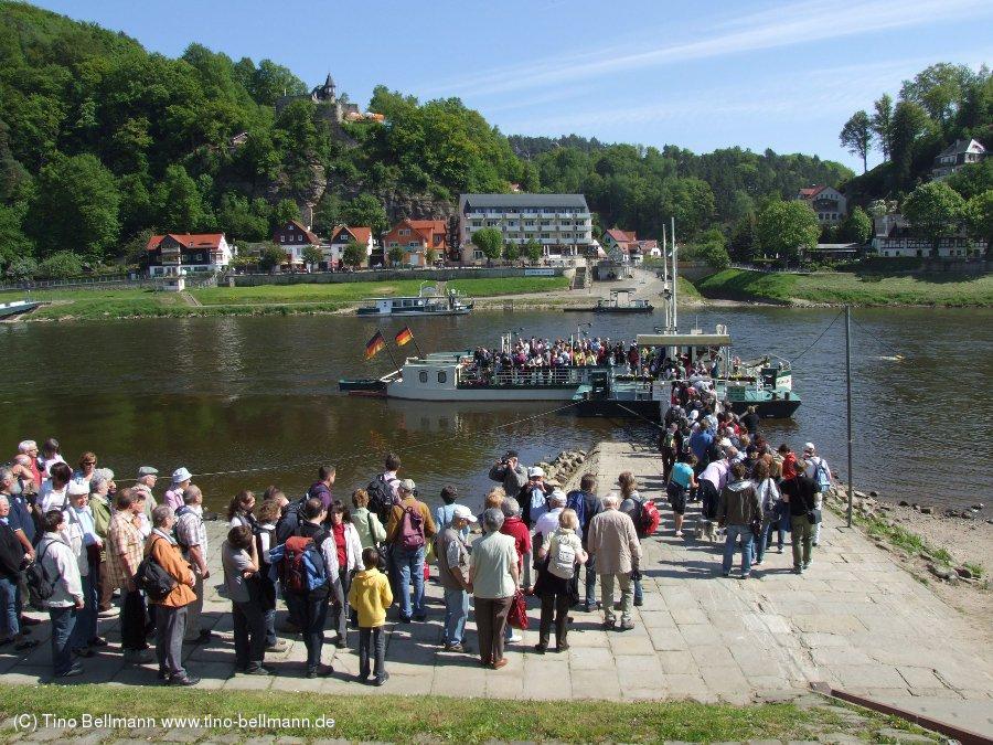 Blick über die Gierseilfähre in Rathen auf die Elbe, das Hotel Elbiente und die Burg Neurathen