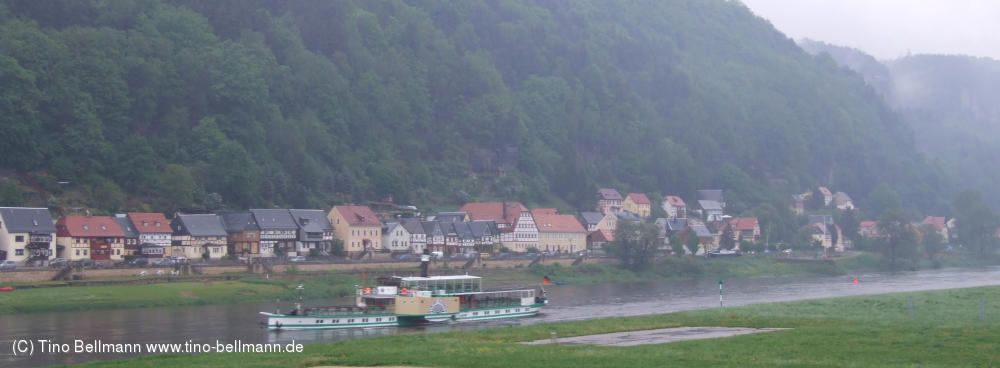 Der fast leere Passagierdampfer Kurort Rathen kommt bei strömendem Regen von der Schrammsteintour